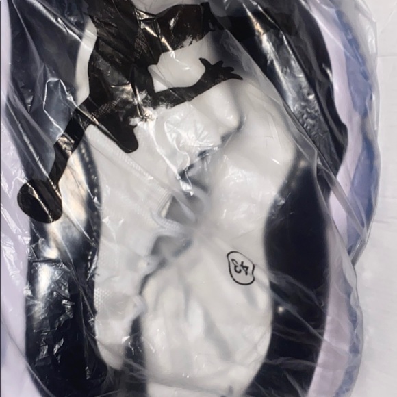 Air Jordan 11 Retro - Picture 2 of 5